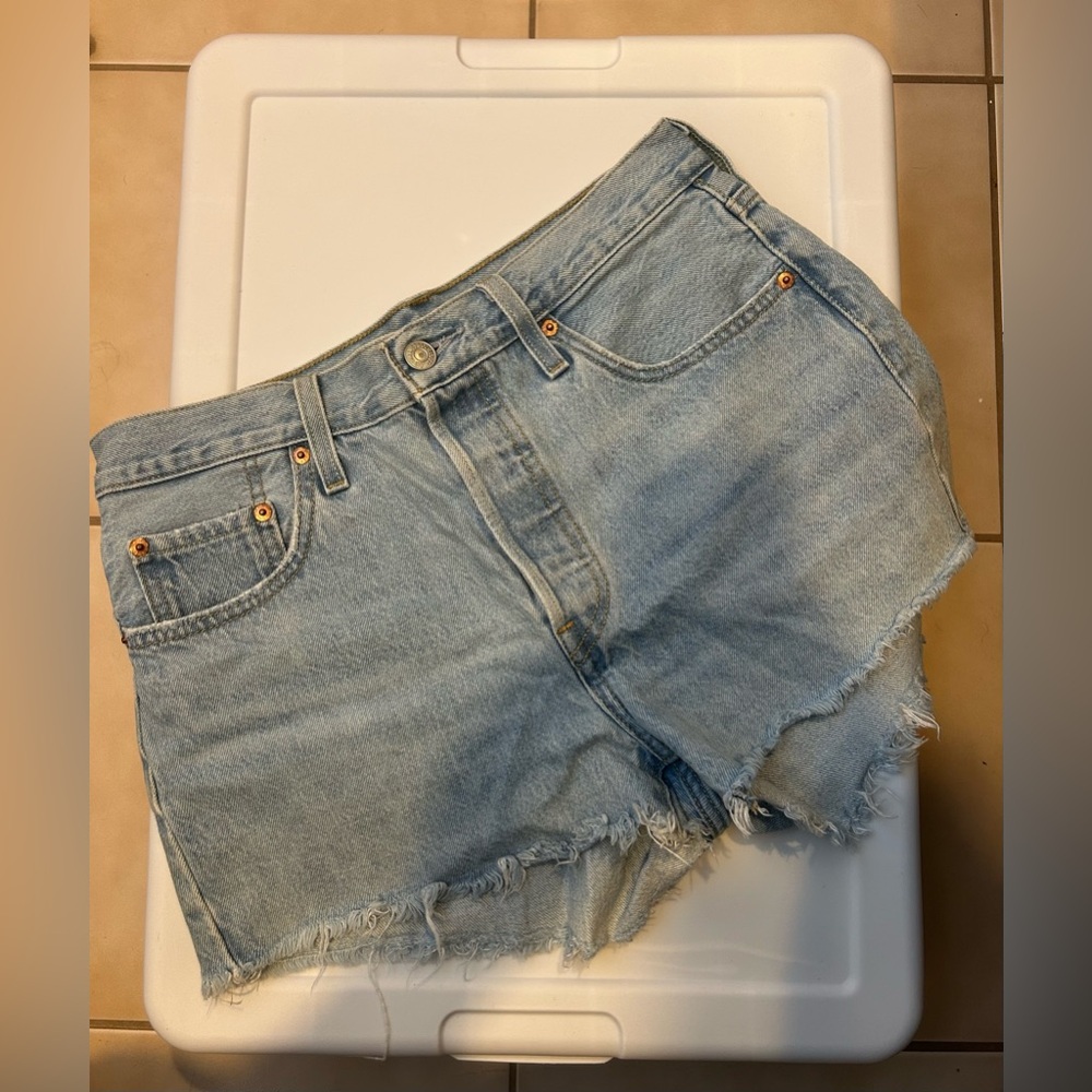EUC Levi’s Light Blue Denim Women Shorts
